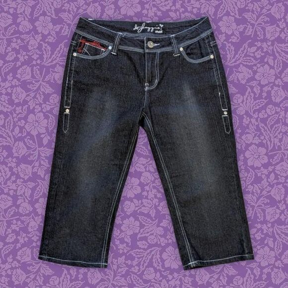 2000s Black Grunge Darkwash Capris w/ Red Royal Back Pocket Embroidery | Size M - Picture 3 of 6